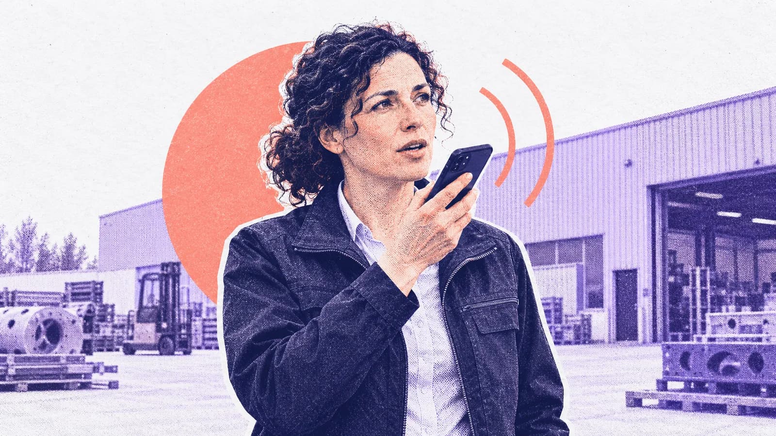 Eine Vertriebsingenieurin spricht vor einer Werkshalle eine Sprachnachricht ins Smartphone