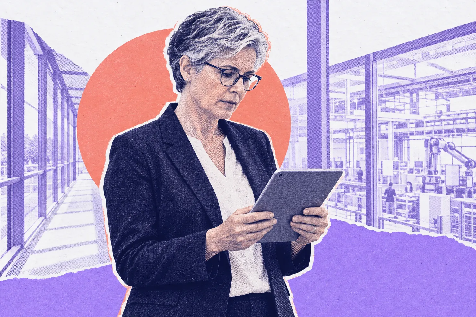 Eine Einkaufsleiterin liest in einem Werksgang einen Fachbeitrag auf dem Tablet